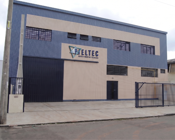 Equipe PIELTEC em processo de revestimento industrial